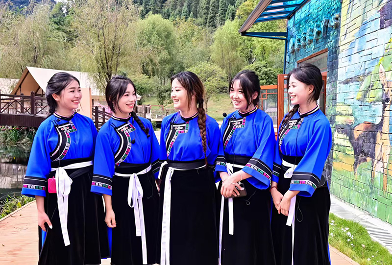 学生云山屯志愿服务。