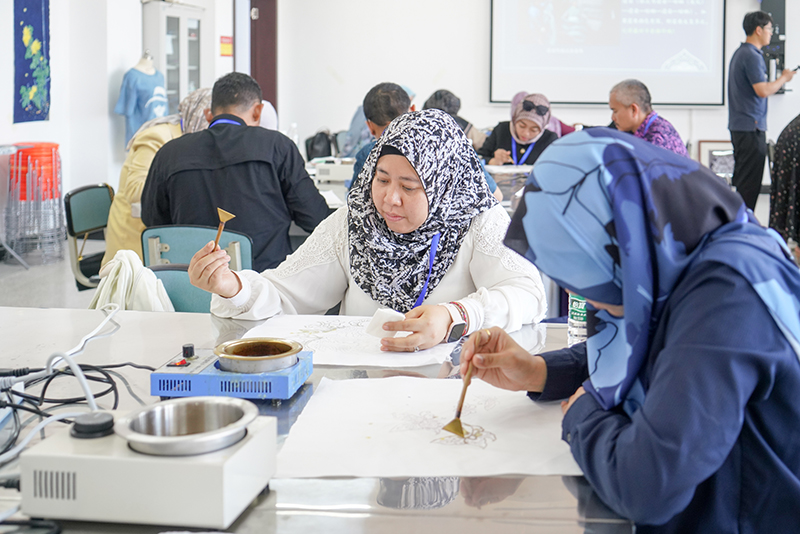 留学生蜡染制作学习。