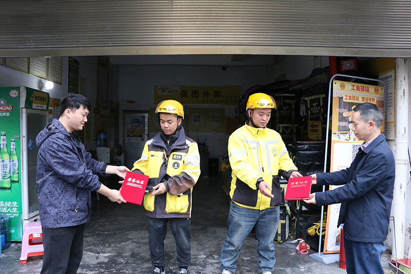 颁发见义勇为确认证书.