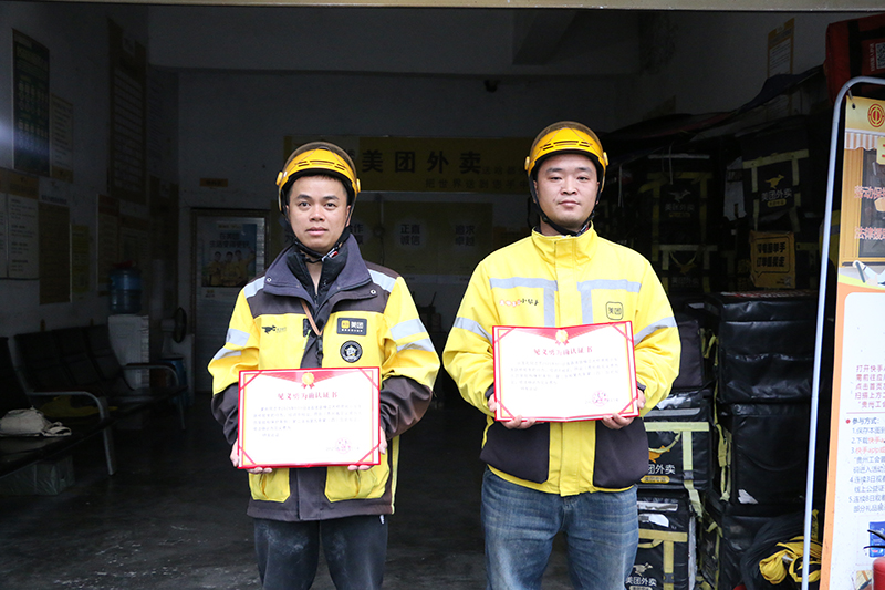 外卖员合影。