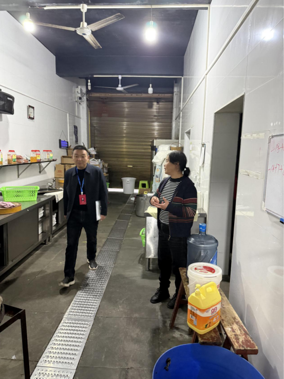 检查厨房燃气设施设备。习水县融媒体中心供图