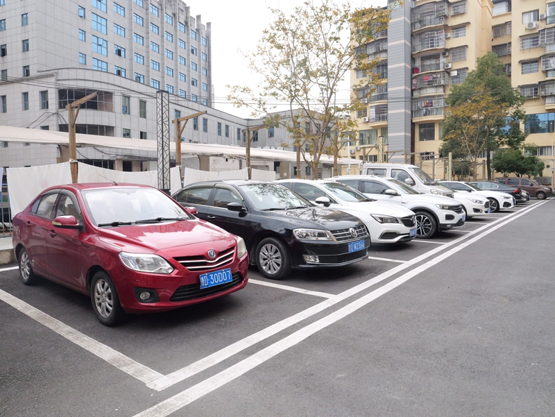 整齐的停车.JPG