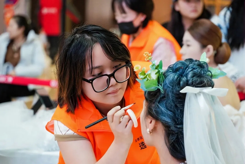 选手们认真比赛