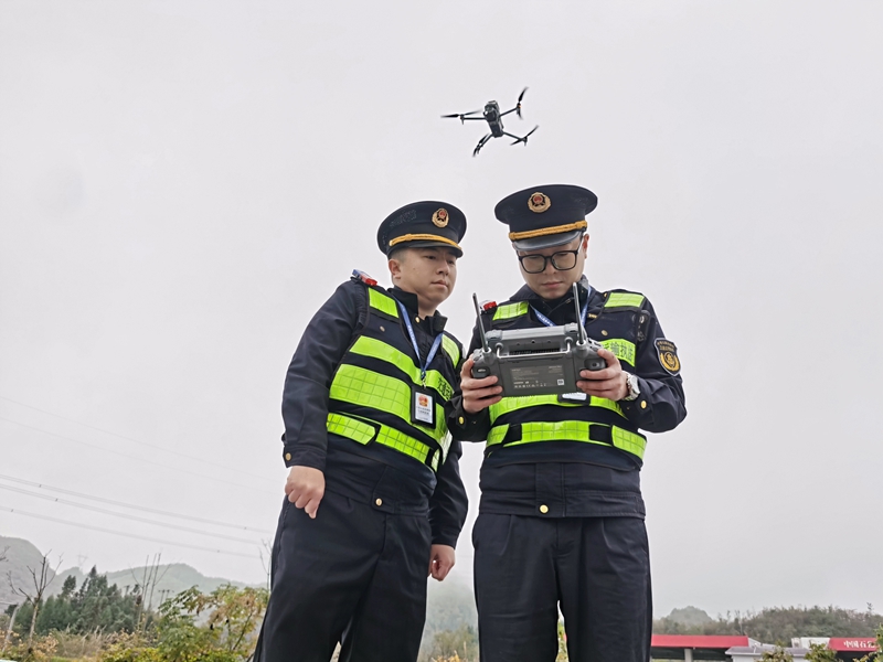 执法人员操作无人机。