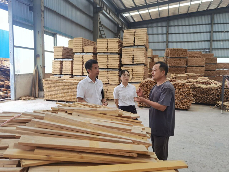 三都农商银行上门走访企业。