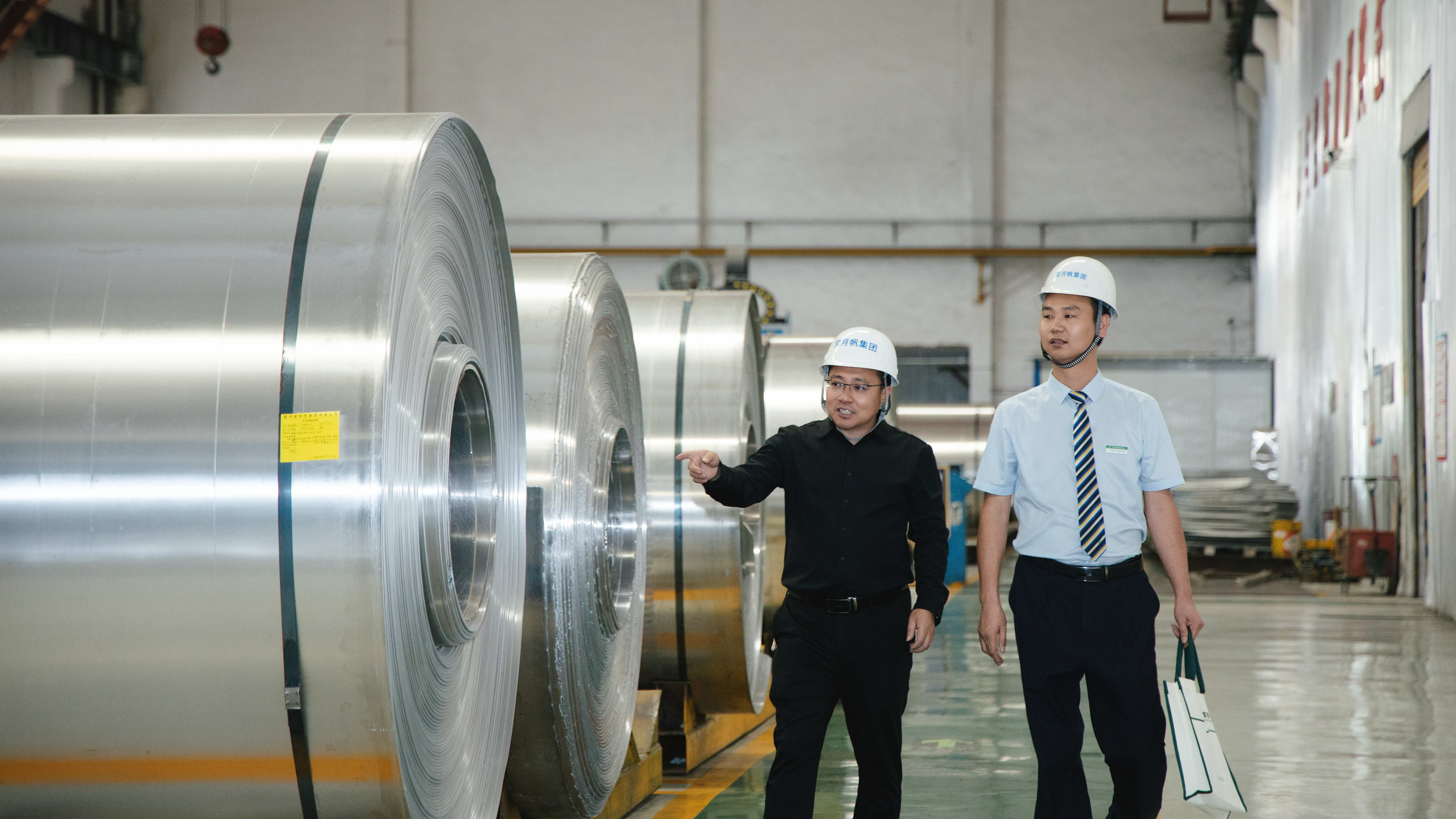 郵儲銀行工作人員走進水城經濟開發區鋁及鋁加工產業園了解企業生產經營情況。