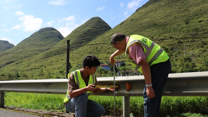 1 图为开展“拉网式” 路况调查.jpg