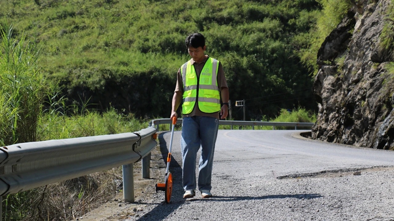 2 图为开展路面检测.jpg