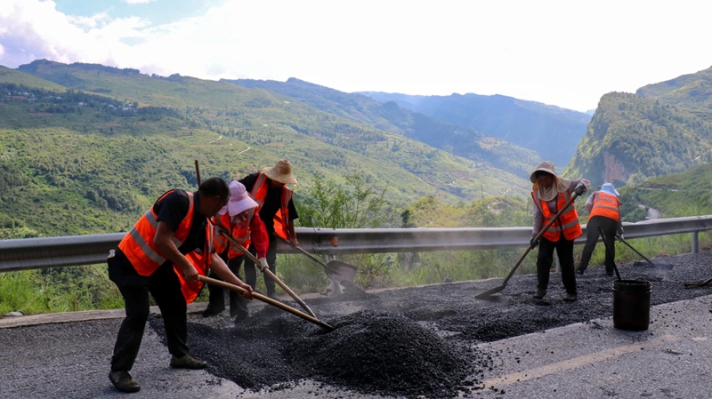 3 图为路面铺设.jpg