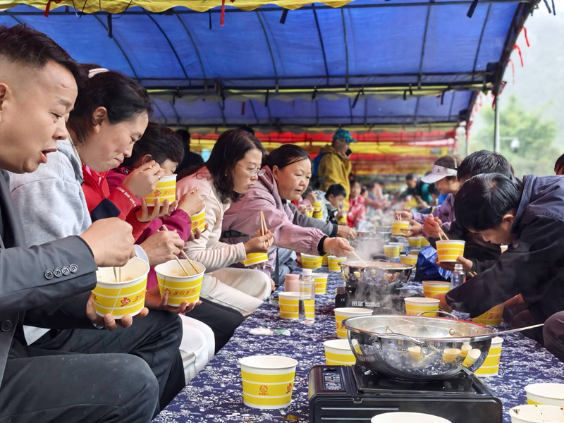 長桌宴。陳曄攝