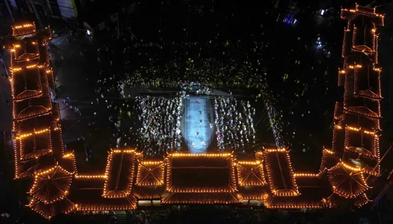 首届贵州“村T”民族时装周在凯里开幕。吴兴荣摄