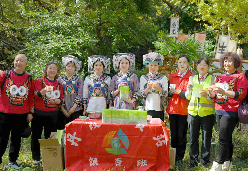 银杏班与游客合影。