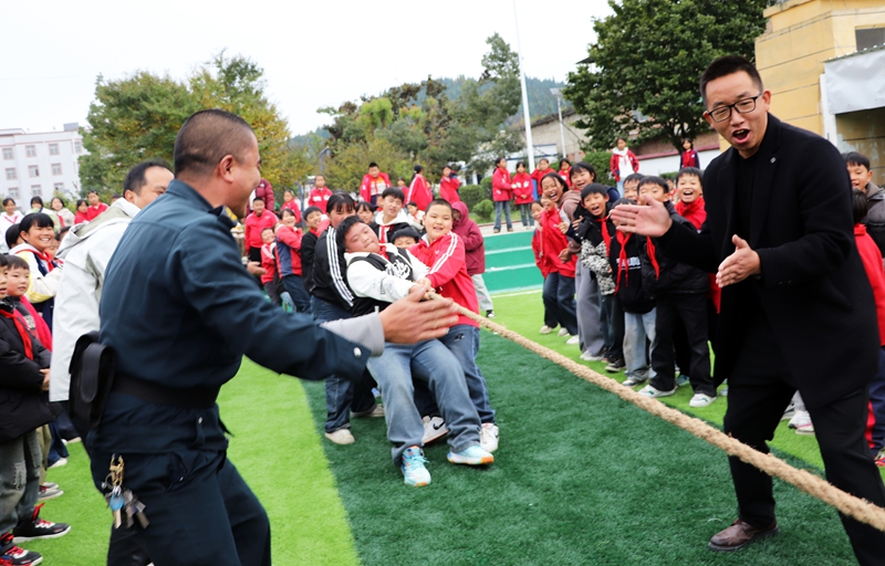 2025年11月5日，在貴州省畢節市黔西市鐵石苗族彝族鄉鐵石小學第六屆冬季運動會現場，學生在參加拔河比賽。