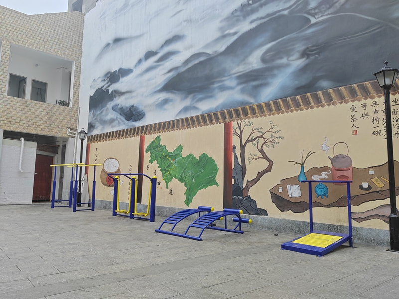 鼓场街道红岩社区的曹家湾巷改造后完善了文化墙和健身器材 吴艳禹 摄.jpg