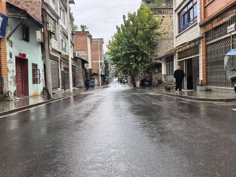 加固路基、平整路面后的皮匠湾路段。 王方 摄.jpg