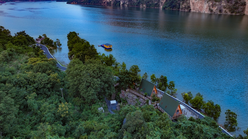 化觉镇前顺村水拍云崖度假民宿  吴艳禹.jpg