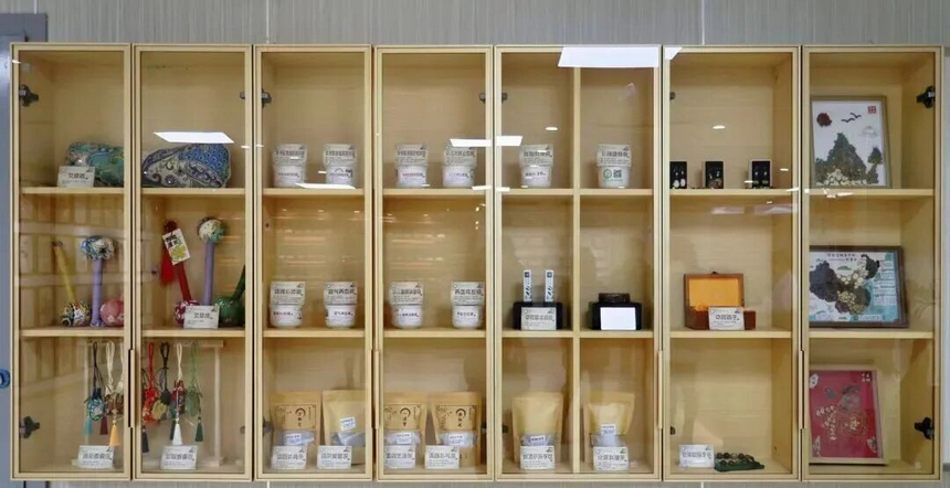 中医文创产品展示区。