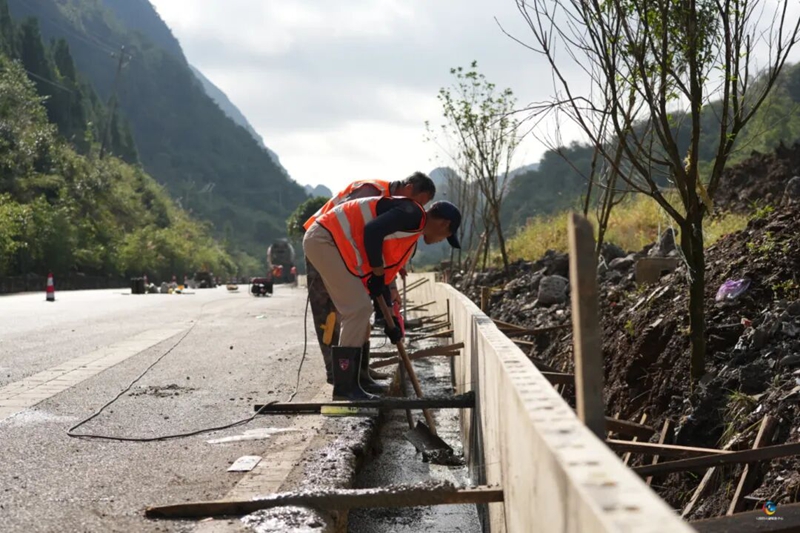 3 图为工人正在对边沟进行清淤.jpg