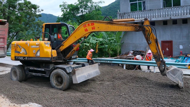 4 图为对省道529线进行道路修复.jpg