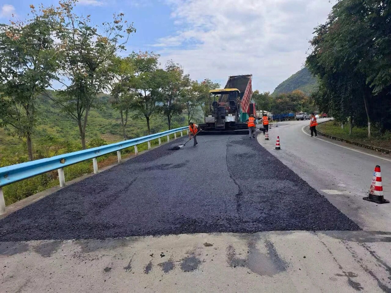 5 图为沥青路面摊铺施工.jpg