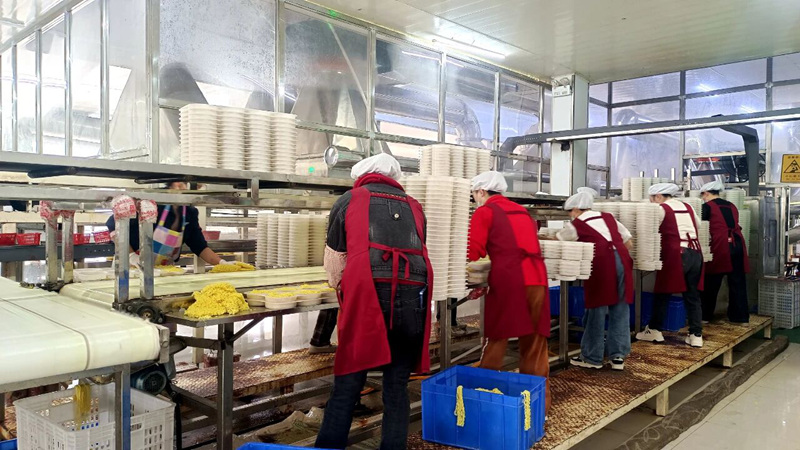 員工正在制作面餅。