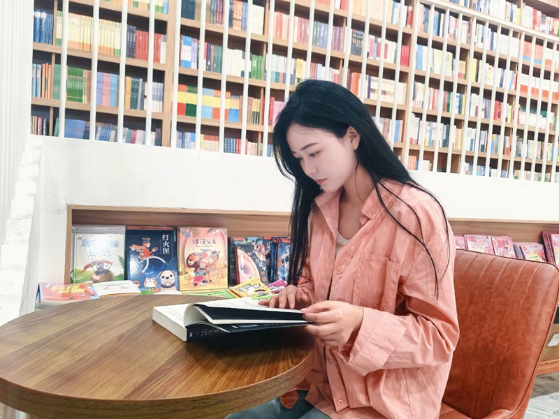 羅淑英溫文爾雅的氣質裡透著書卷氣。.jpg