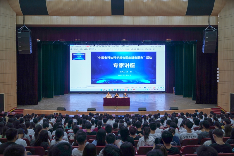 中国老科协科学报告团专家进校作科学报告讲座。.jpg