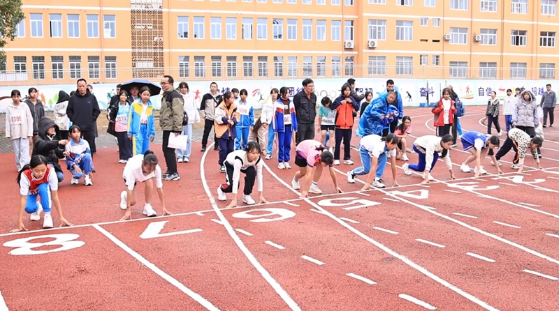 24所学校1100余名运动员逐梦运动场。