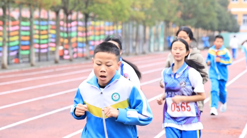 24所学校1100余名运动员逐梦运动场。