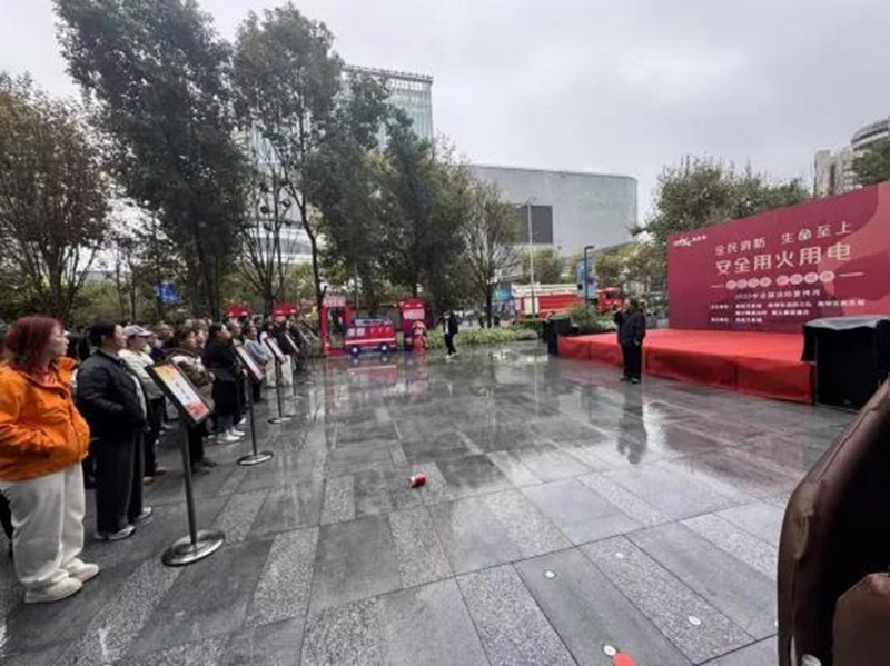 南明区商务局开展商贸领域消防演练。