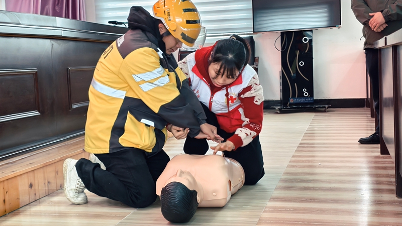 培训老师指导一名外卖员进行急救实操 2