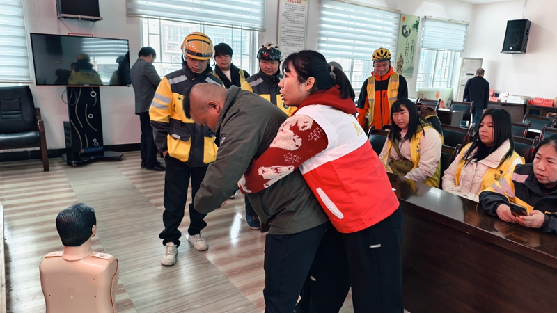 培训老师进行气道异物梗阻现场演示