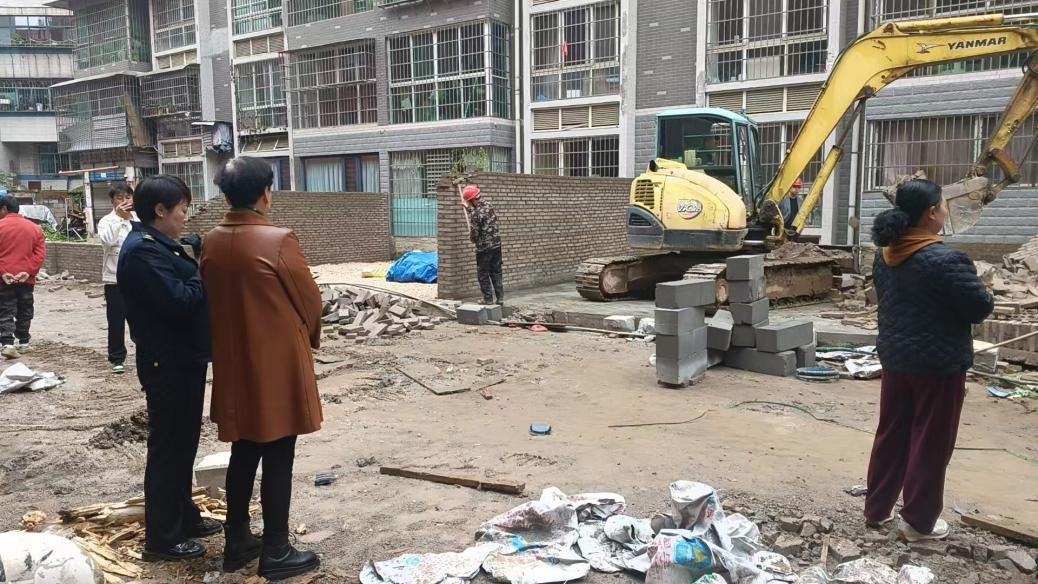 西秀区马槽社区城管快速处置居民私建围墙 对违法建筑“零容忍”。