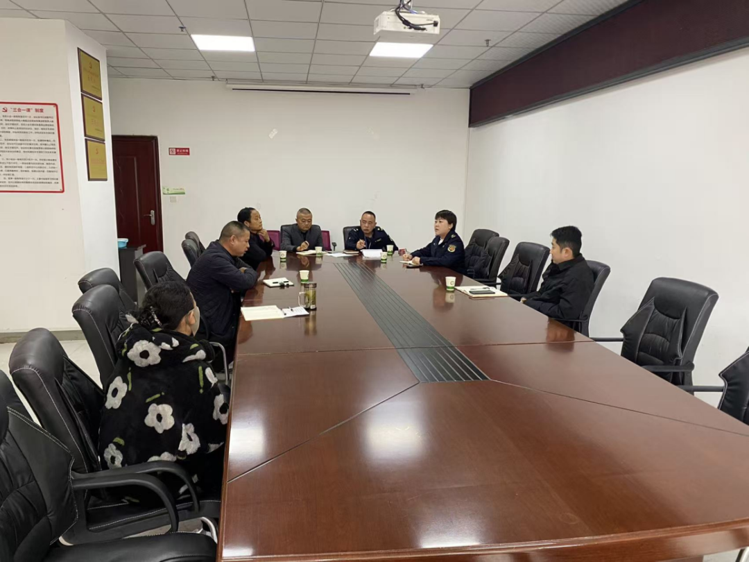 西秀区马槽社区城管快速处置居民私建围墙 对违法建筑“零容忍”。
