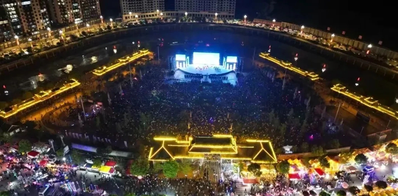 台江苗族姊妹节开幕式现场。余天英摄