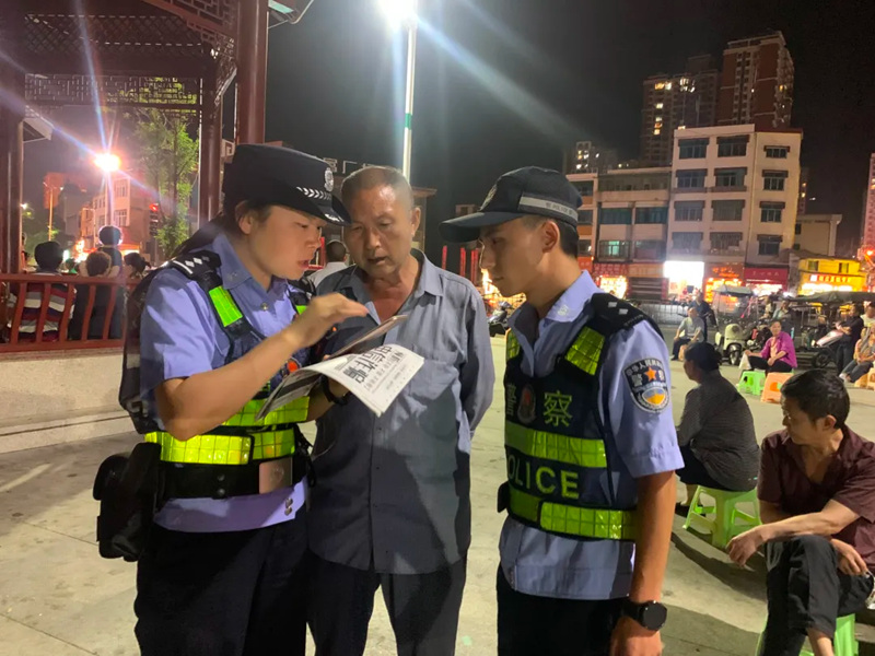 秦童玲（左一）工作照。