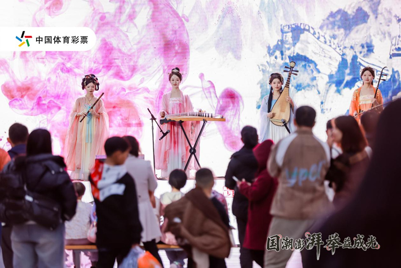 圖為民樂表演。