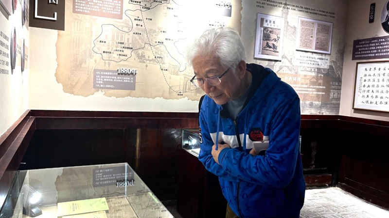 1 圖為陳鐸參觀黎庶昌故居陳列館。.jpg