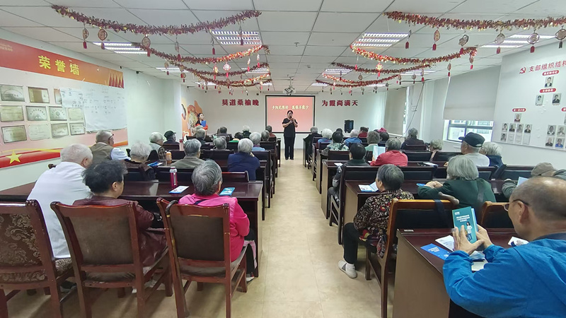 观山湖区医疗保障局工作人员向老人宣讲医保政策。