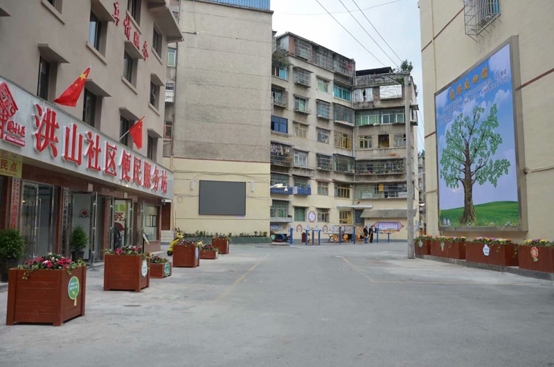 七星關區洪山街道洪山社區老舊小區改造后環境干淨整潔。邱夢如攝