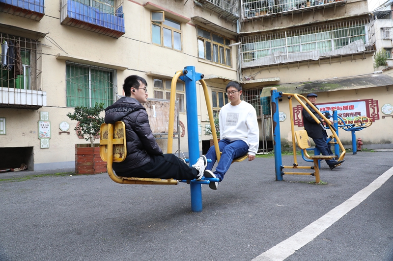 七星關區洪山街道洪山社區老舊小區改造后環境干淨整潔，居民正在鍛煉身體。邱夢如攝