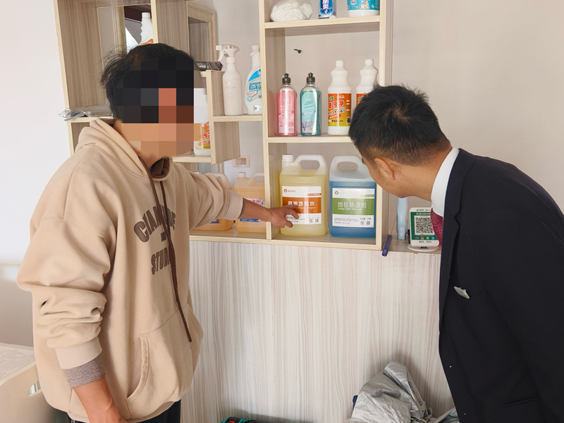 銀行工作人員到保潔公司了解情況。