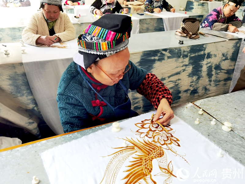 工作中的杨而朗。人民网记者 王秀芳摄