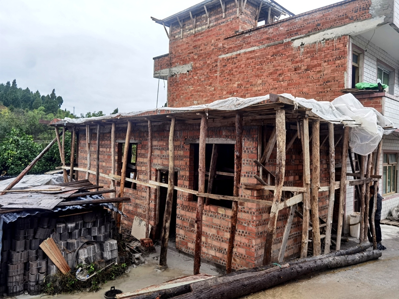 民化镇顺龙村天堂坡组农户张从桃圈舍改造完毕，等待收阶段。何小露 摄.jpg