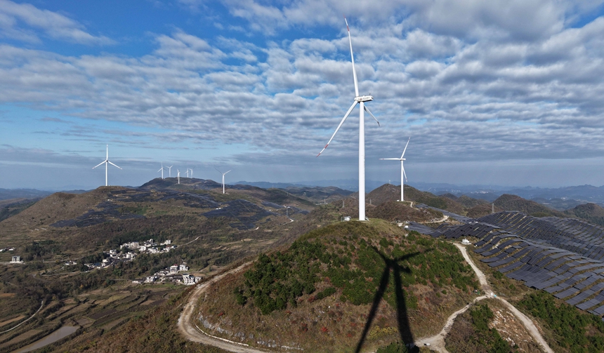 松桃苗族自治县盘石镇的风电项目和光伏项目。