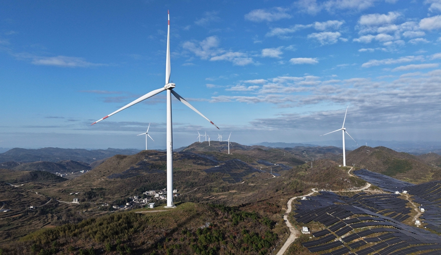松桃苗族自治县盘石镇的风电项目和光伏项目。