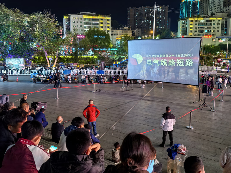 圖為廣場“壩壩電影”普法宣傳。