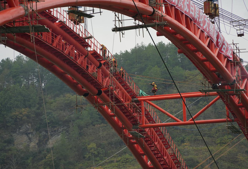 白果坨大桥主拱圈顺利合龙。