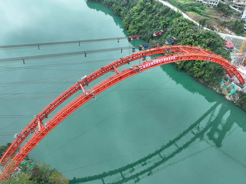 白果坨大桥主拱圈顺利合龙。