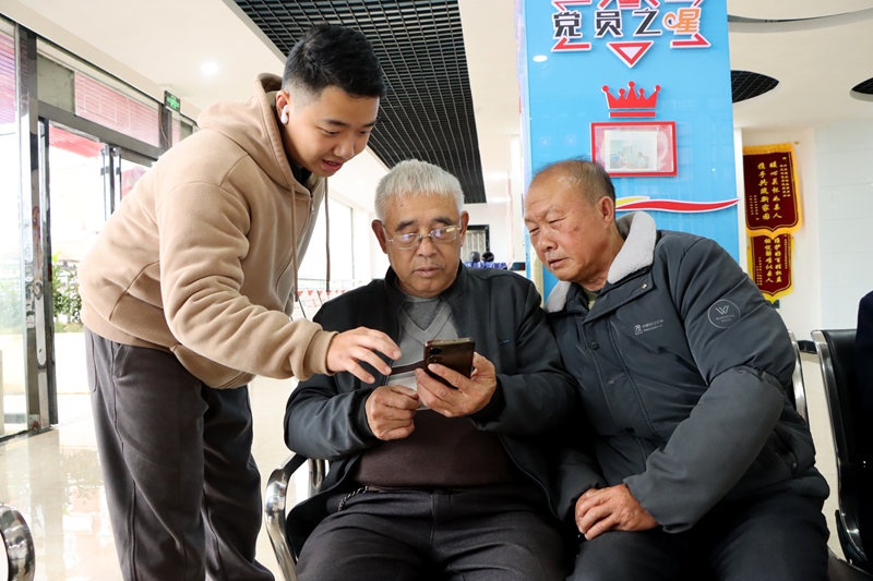 “智能辅导”让银发居民生活更便捷。